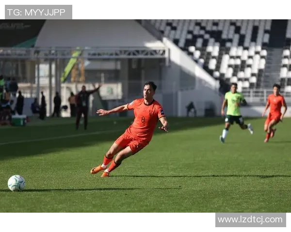 中国国足迎战泰国队全力争胜期待精彩对决展现足球魅力与团队精神